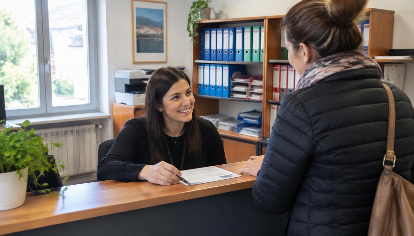 Accoglienza clienti allo sportello del centro servizi